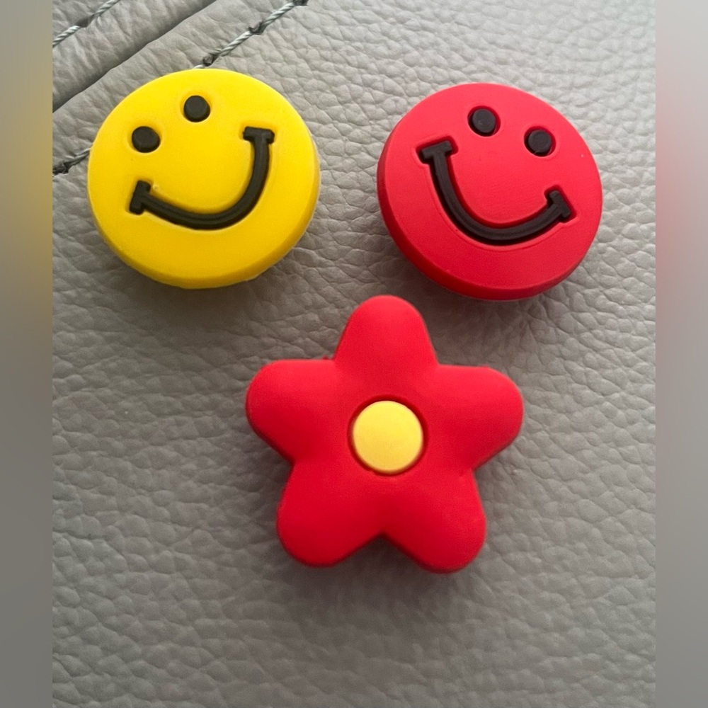 NWOT Croc Shoe Smiley Face & Flower Charms